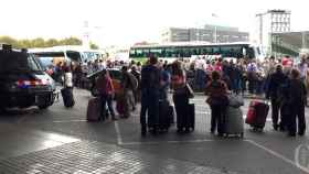 Colas en la terminal de autobuses de Sants (Barcelona) ante el colapso del Ave en Cataluña.