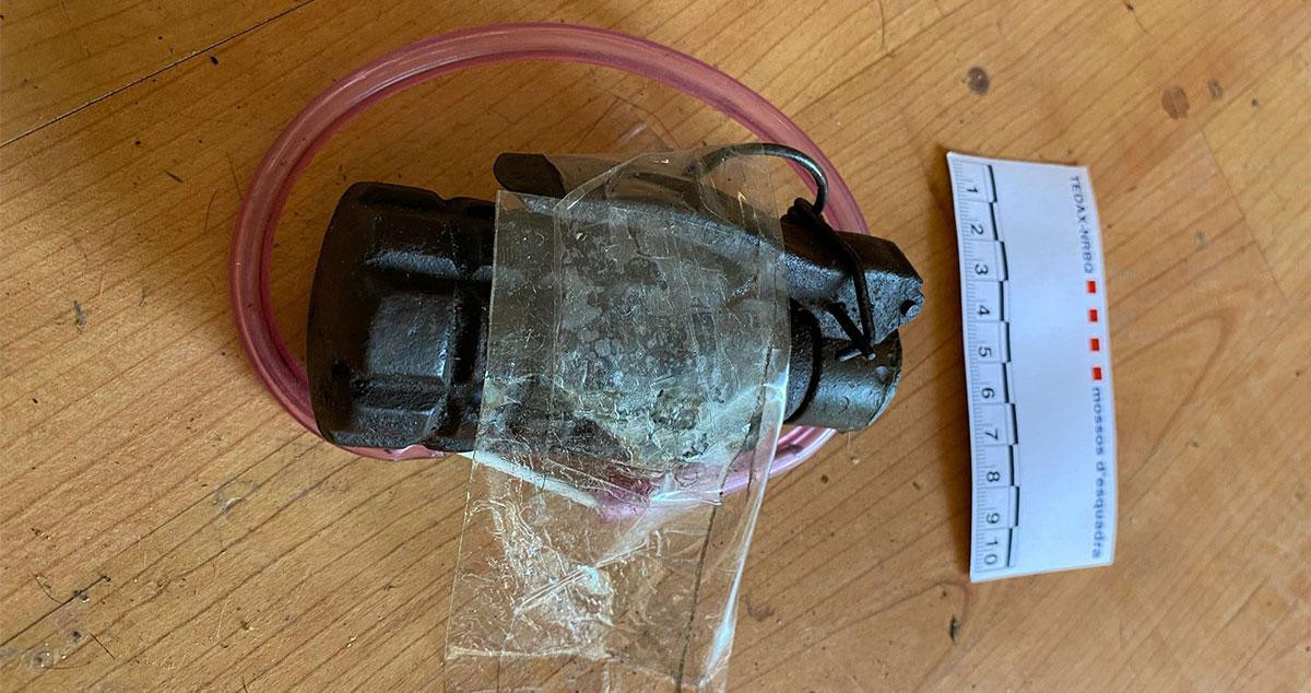 Fotografía compartida en Twitter de la granada de mano encontrada en la casa okupada / MOSSOS