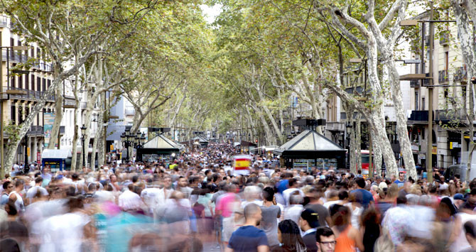 Gran afluencia de visitantes en Las Ramblas de Barcelona, escenario del atentado / EFE