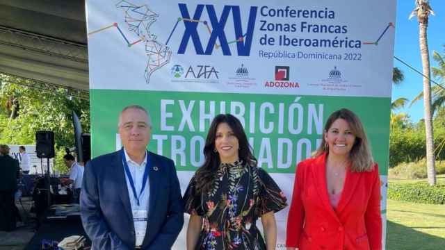 De izquierda a derecha: el delegado especial del Estado en el CZFB, Pere Navarro; la presidenta de la Asociación de Zonas Francas de las Américas (AZFA), Claudia Perellano, y la directora general del CZFB, Blanca Sorigué / EP