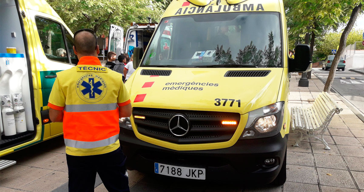 Imagen de un vehículo de transporte sanitario de Ambulancias Egara con un TES / Cedida