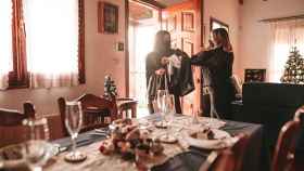 Dos mujeres se reúnen en un hogar con decoración navideña / SECURITAS