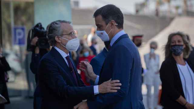 El presidente del Gobierno, Pedro Sánchez y el presidente del Cercle d'Economia, Javier Faus, se saludan en el Cercle d'Economia / DAVID ZORRAKINO - EUROPA PRESS