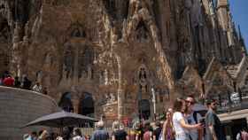 Una multitud visita la Sagrada Familia, uno de los destinos preferidos de los turistas que llegan a Barcelona con Vueling / EP