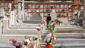 Imagen de una usuaria en un cementerio de Madrid / EFE
