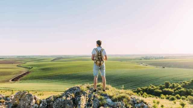 Un chico haciendo turismo rural / FREEPIK