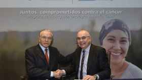Isidro Fainé, presidente de la Fundación Bancària ”la Caixa”, y  Josep Tabernero, doctor y director del Vall d’Hebron Instituto de Oncologia (VHIO) durante la firma