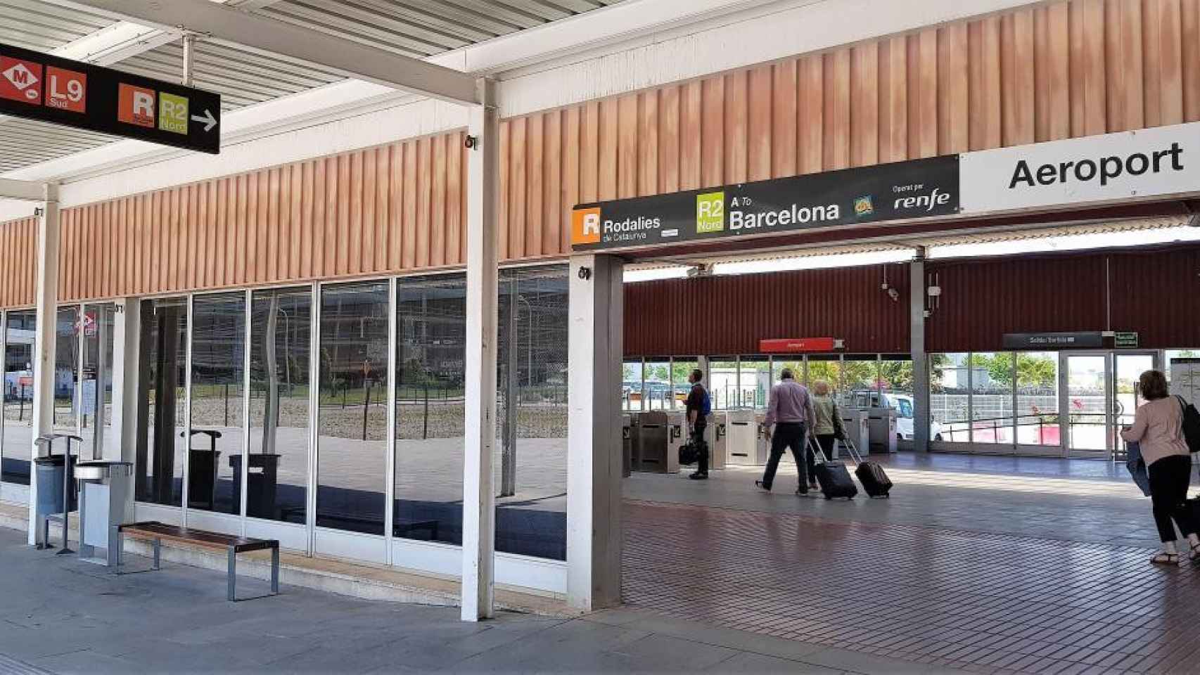 Estación de tren de la T2 del Aeropuerto de Barcelona / COCHE GLOBAL