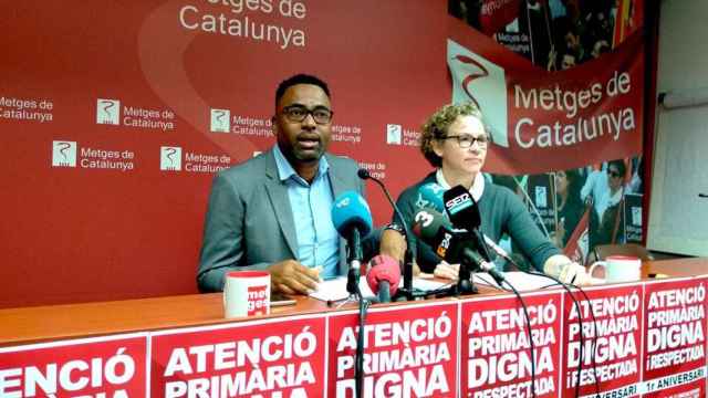 El presidente del sector primária ICS de Metges de Catalunya, Javier O'Farril, y la secretaria del sector, Elena Bartolozzi / EUROPA PRESS