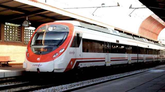 Uno de los actuales trenes de Cercanías de Renfe, cuya 'macroconcesión' se ha visto afectado por el escándalo del amaño de licitaciones en el sector / EFE