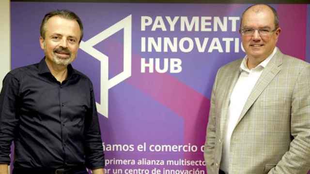 Joan Morlà (i), consejero delegado de CaixaBank Payments; junto a Frank Young (d), director de producto de Global Payments hablan de los 'pagos invisibles' y de otras innovacioes en el 'hub' que aborda las formas de comprar en Barcelona Tech City / PIH