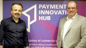 Joan Morlà (i), consejero delegado de CaixaBank Payments; junto a Frank Young (d), director de producto de Global Payments hablan de los 'pagos invisibles' y de otras innovacioes en el 'hub' que aborda las formas de comprar en Barcelona Tech City / PIH
