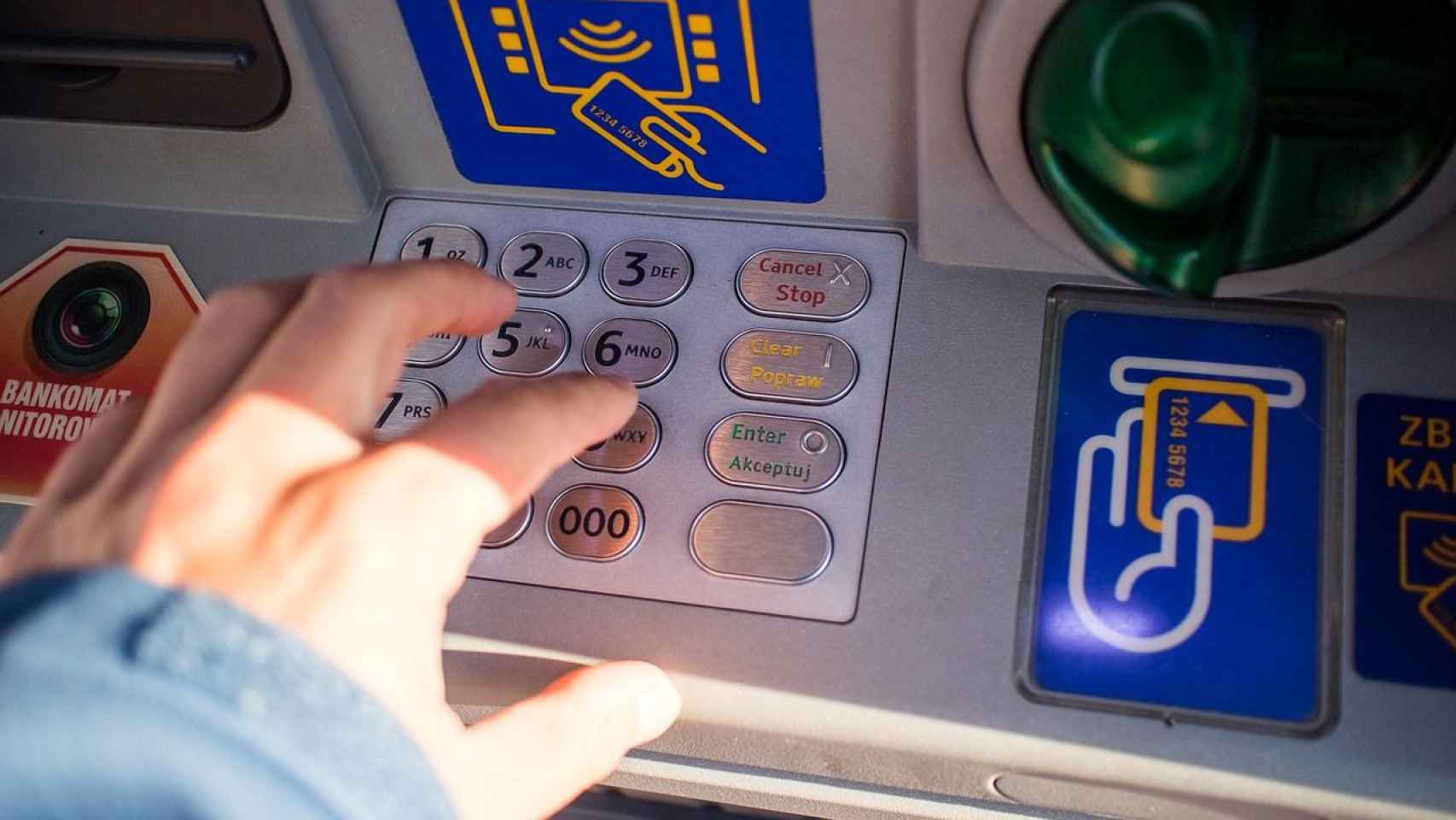 Un usuario saca dinero de un cajero automático / CG