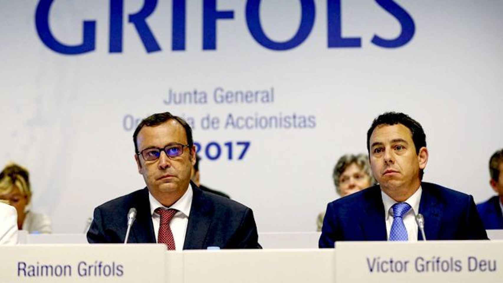 Víctor Grífols (d) y Raimon Grífols (i), los máximos ejecutivos del gigante de los hemoderivados en la junta de accionistas de 2017 / EFE