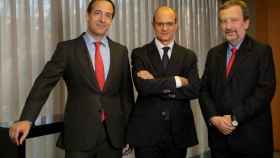 Gonzalo Gortázar, Javier Valle (el nuevo director general) y Tomás Muniesa