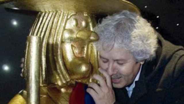 El dueño de La Bruixa d'Or, Xavier Gabriel, se abraza a una estatua de la bruja / EFE