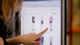 Una mujer consulta una página web de una firma de moda / EFE