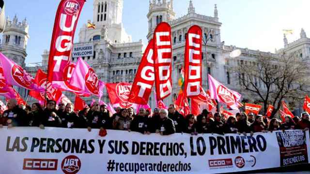 La manifestación convocada este domingo por CCOO y UGT en Madrid para recuperar los derechos perdidos / EFE