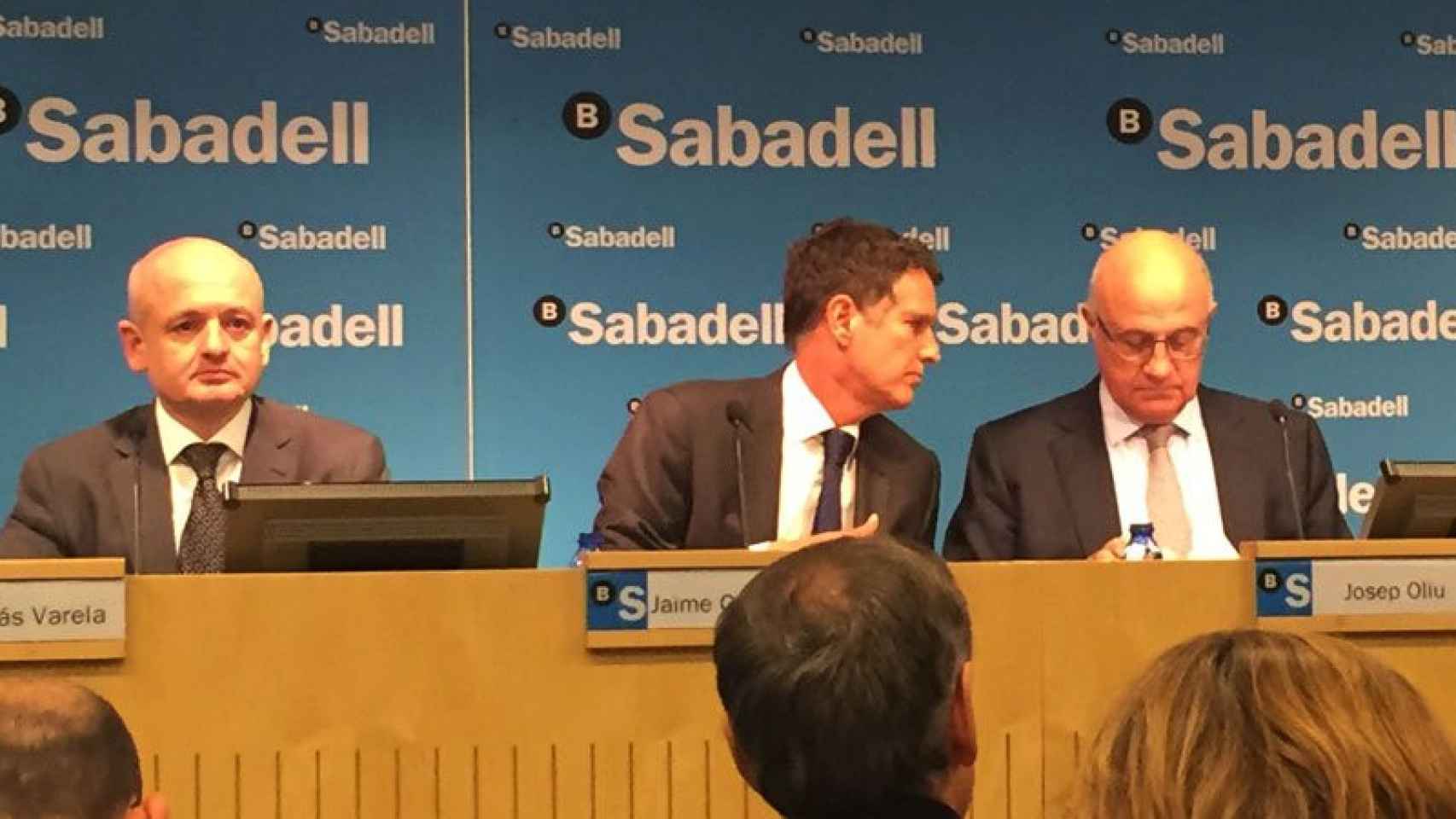 Josep Oliu (derecha), presidente de Banco Sabadell, junto al consejero delegado, Jaime Guardiola (centro), y el director financiero, Tomás Varela / CG