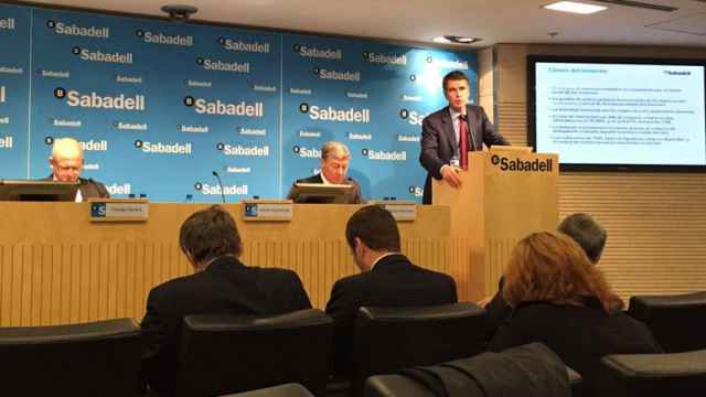 El consejero delegado de Banco Sabadell, Jaume Guardiola (derecha), y el director financiero Tomás Varela (izquierda) en la presentación de resultados trimestrales