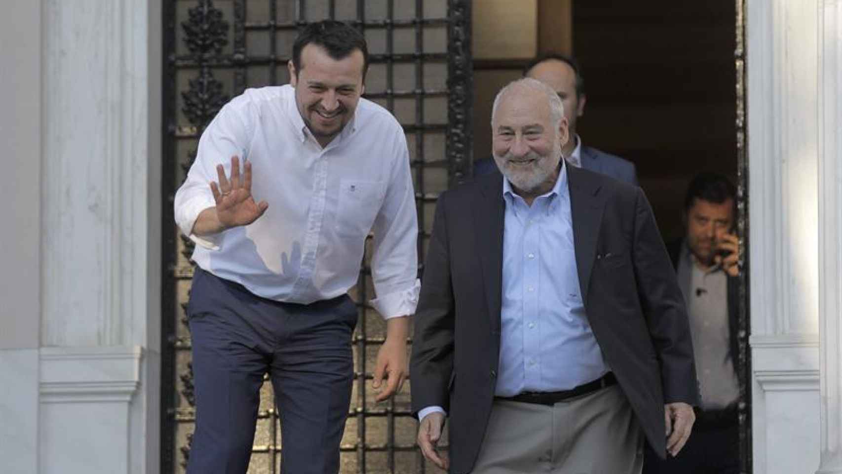 Joseph E. Stiglitz, Premio Nobel de Economía, sale del edificio del Ministerio de Finanzas griego, con cuyo titular, Euclides  Tsakalotos, mantuvo ayer un encuentro