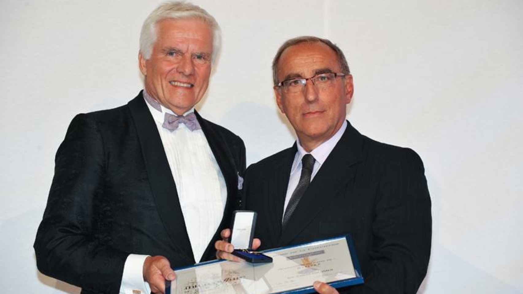 Carlos Colomer (d) recibe el título de la Orden de la Caballería de Intercoiffure de manos de Arild Martinsen en septiembre pasado