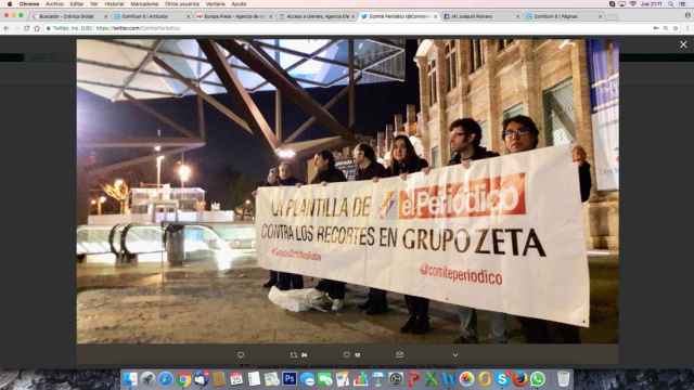 Un grupo de trabajadores de El Periódico de Catalunya protesta contra los planes de la empresa