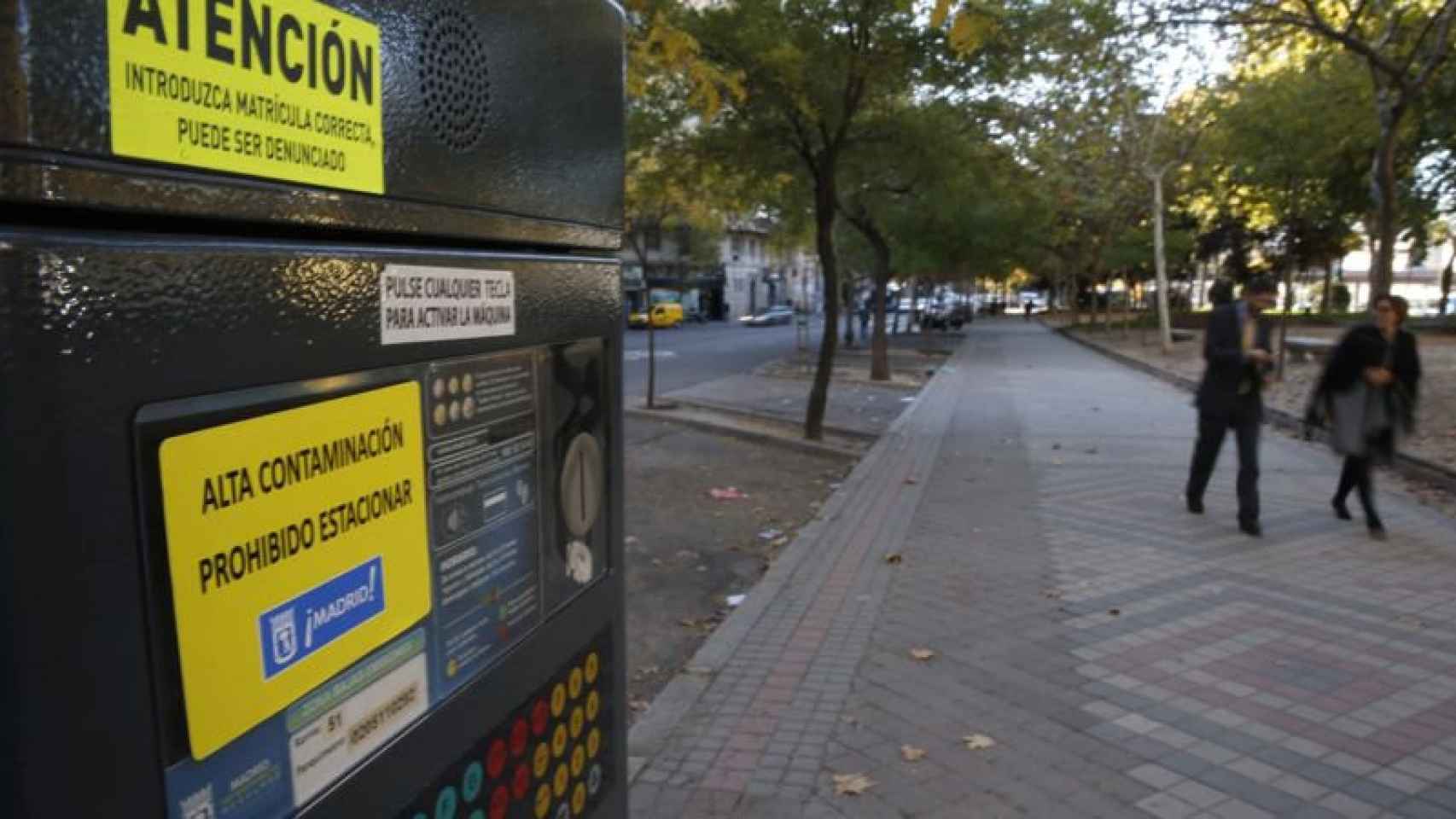 El Ayuntamiento de Madrid prohíbe el aparcamiento en zonas de la ciudad para bajar los niveles de contaminación.