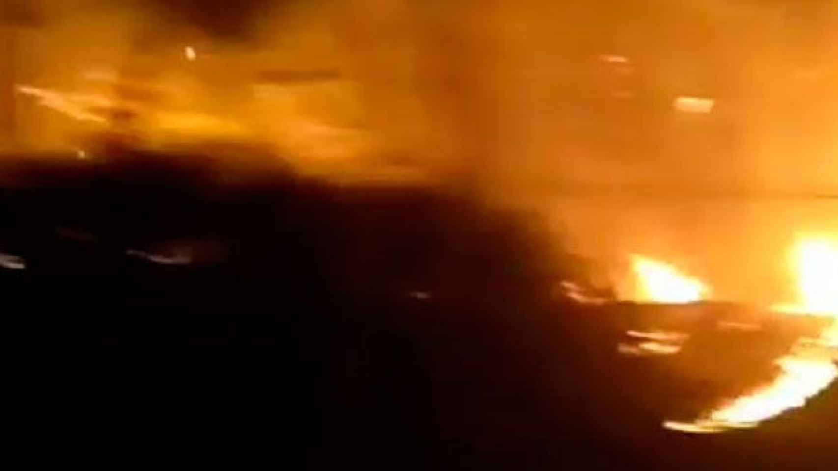 Fuego en Salceda de Caselas, que prácticamente rodeó la carretera / CD