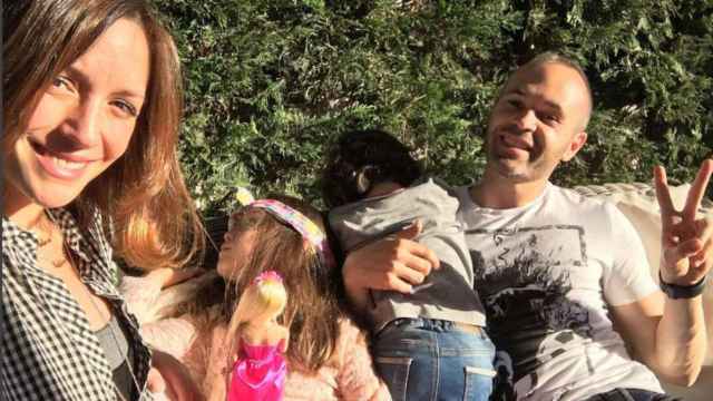 Iniesta presenta a su nueva hija en las redes sociales