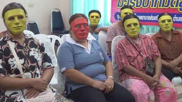 Mujeres tailandesas con máscara en la consulta del ginecólogo / PERIODISMO.COM