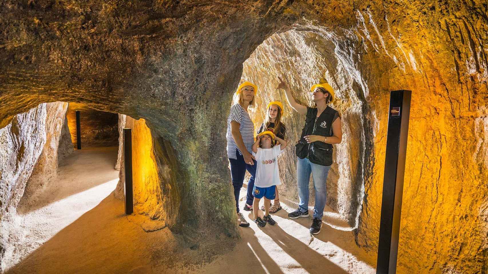 Una familia visita la mina prehistórica de Gavà / TURISME BAIX LLOBREGAT