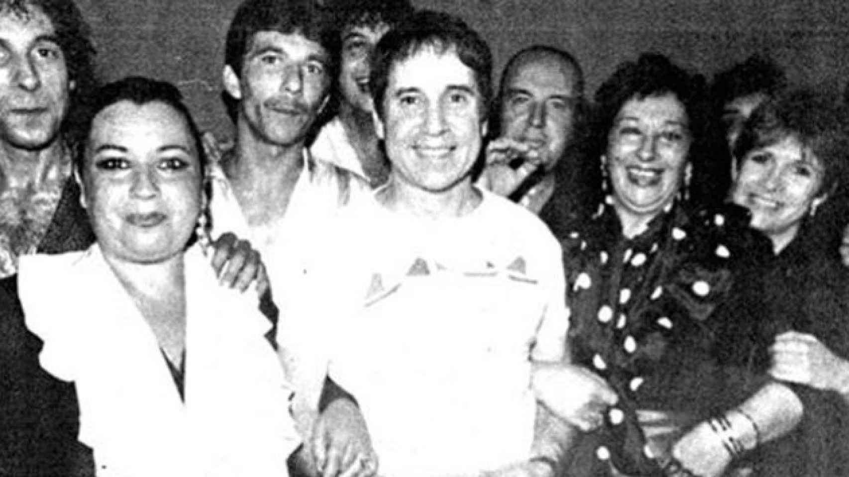 En el centro de la imagen, Paul Simon; detrás, a su derecha, Chiquito de la Calzada; y a la derecha de la imagen, Carrie Fisher, durante un sarao en Málaga en 1989