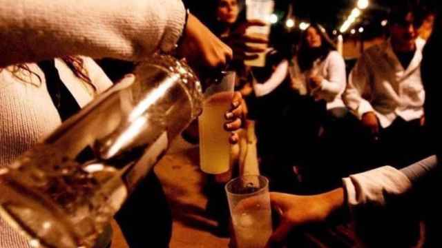 Jóvenes en una fiesta consumen alcohol / EP