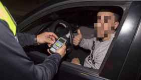 Un conductor hace la prueba del alcoholímetro en un control policial / EP
