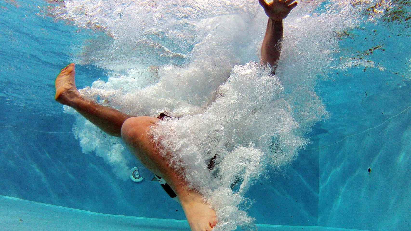 Tirarse a una piscina tras hacer 'balconing'