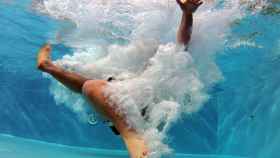 Tirarse a una piscina tras hacer 'balconing'