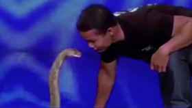 Captura del vídeo del domador de serpientes con una cobra