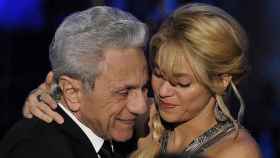 Shakira llora abrazada a su padre