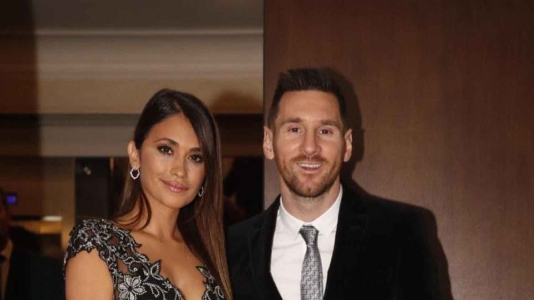 Antonella Roccuzzo y Leo Messi despiden el año muy elegantes
