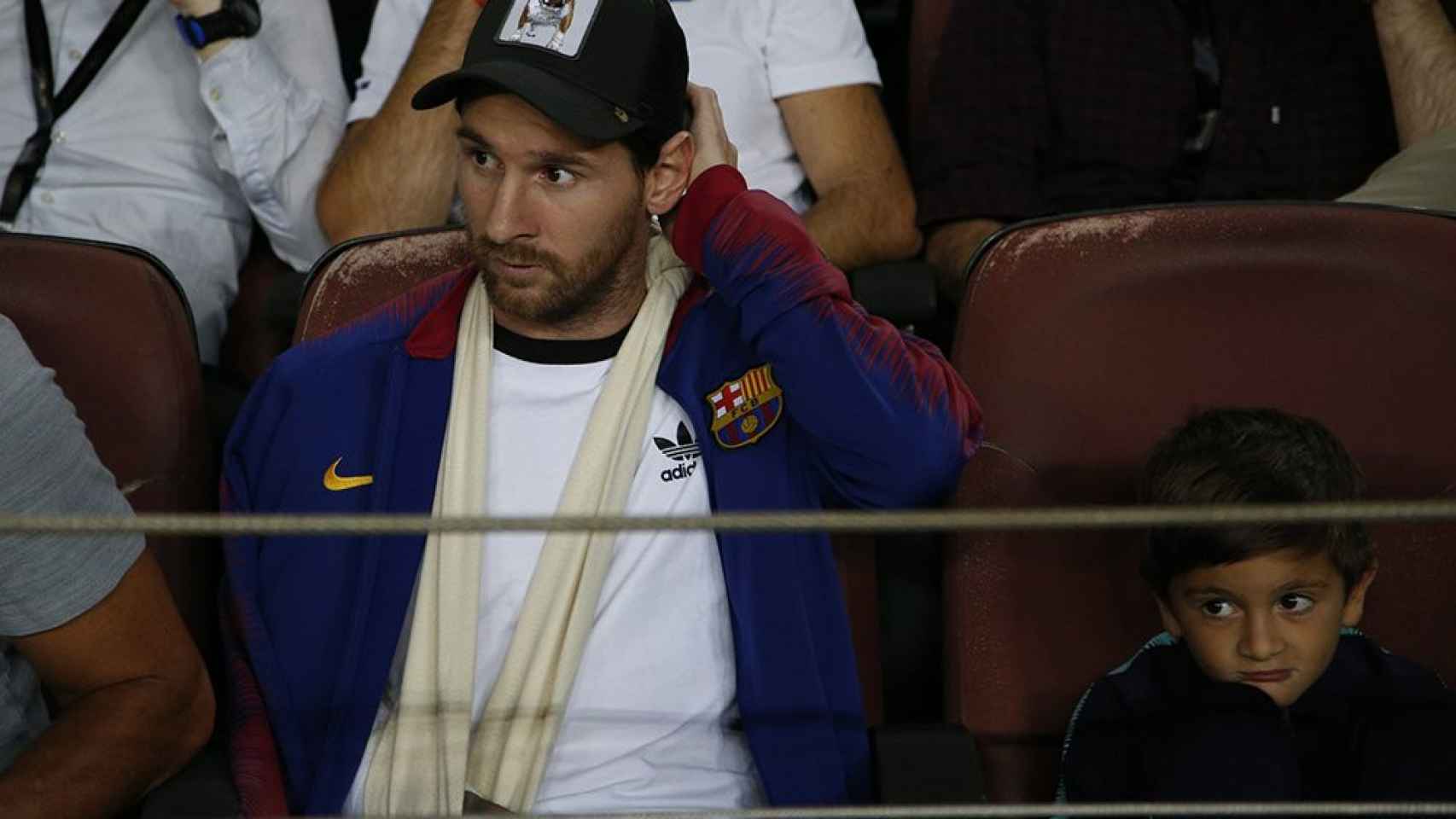 Leo Messi en el último clásico del Camp Nou co su hijo Thiago / EFE