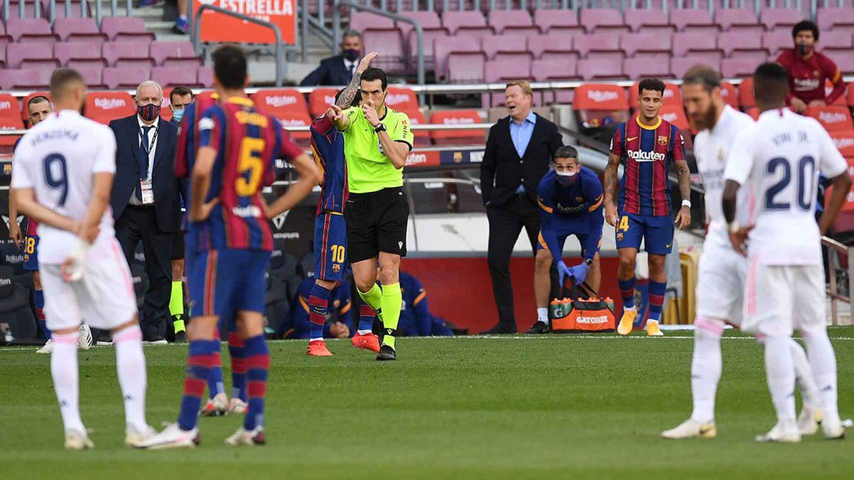 Martínez Munuera señala un polémico penalti en el clásico Barça-Real Madrid | EFE