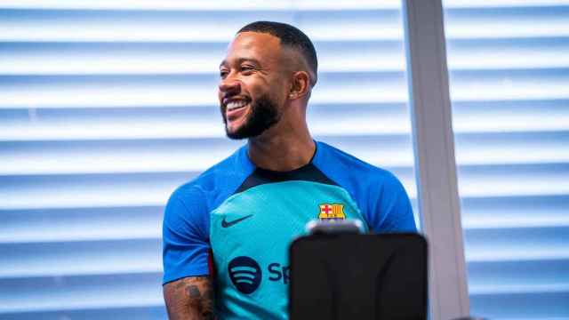 Memphis Depay, sonriente, en una sesión de entrenamiento en el gimnasio del Barça / FCB