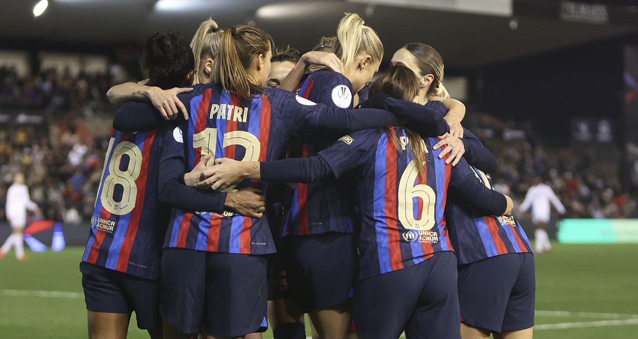 El abrazo de las jugadoras del Barça Femenino tras ganar al Real Madrid / EFE