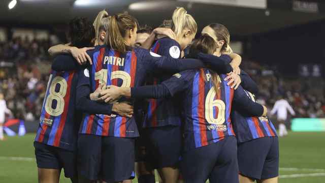 El abrazo de las jugadoras del Barça Femenino tras ganar al Real Madrid / EFE