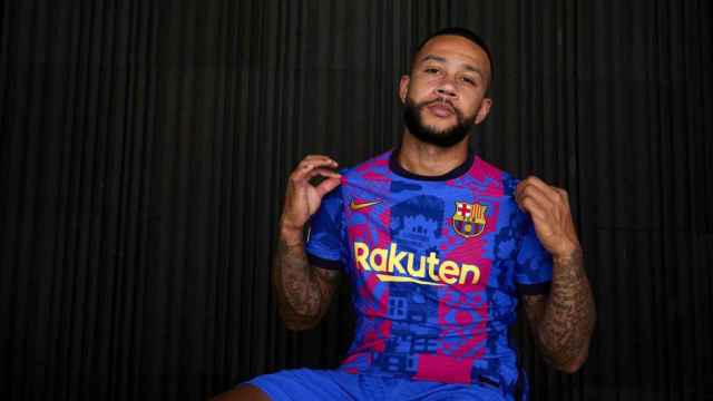 Memphis presentando la camiseta para la Champions del Barça / FC Barcelona