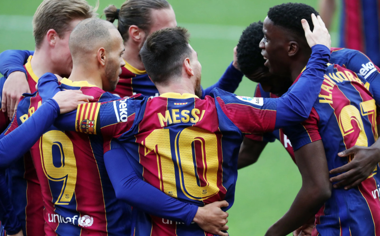Leo Messi y los delanteros del Barça celebrando junto a Braithwaite e Ilaix / FC Barcelona