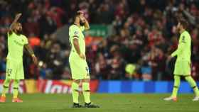 Los jugadores del Barça lamentando unos goles del Liverpool / EFE