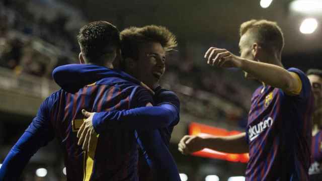 Una foto de Carles Pérez, Riqui Puig y Oriol Busquets celebrando un gol frente al Sabadell y la cantera/ FCB