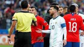 Leo Messi se queja tras ver la tarjeta roja / EFE